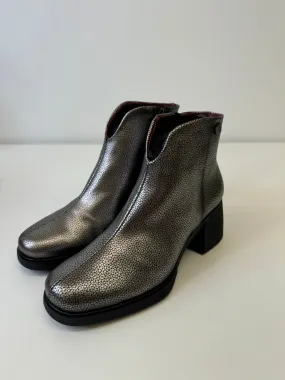 JOSE SAENZ Silver Shiny Croc Boots